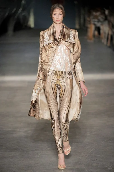 Look 3